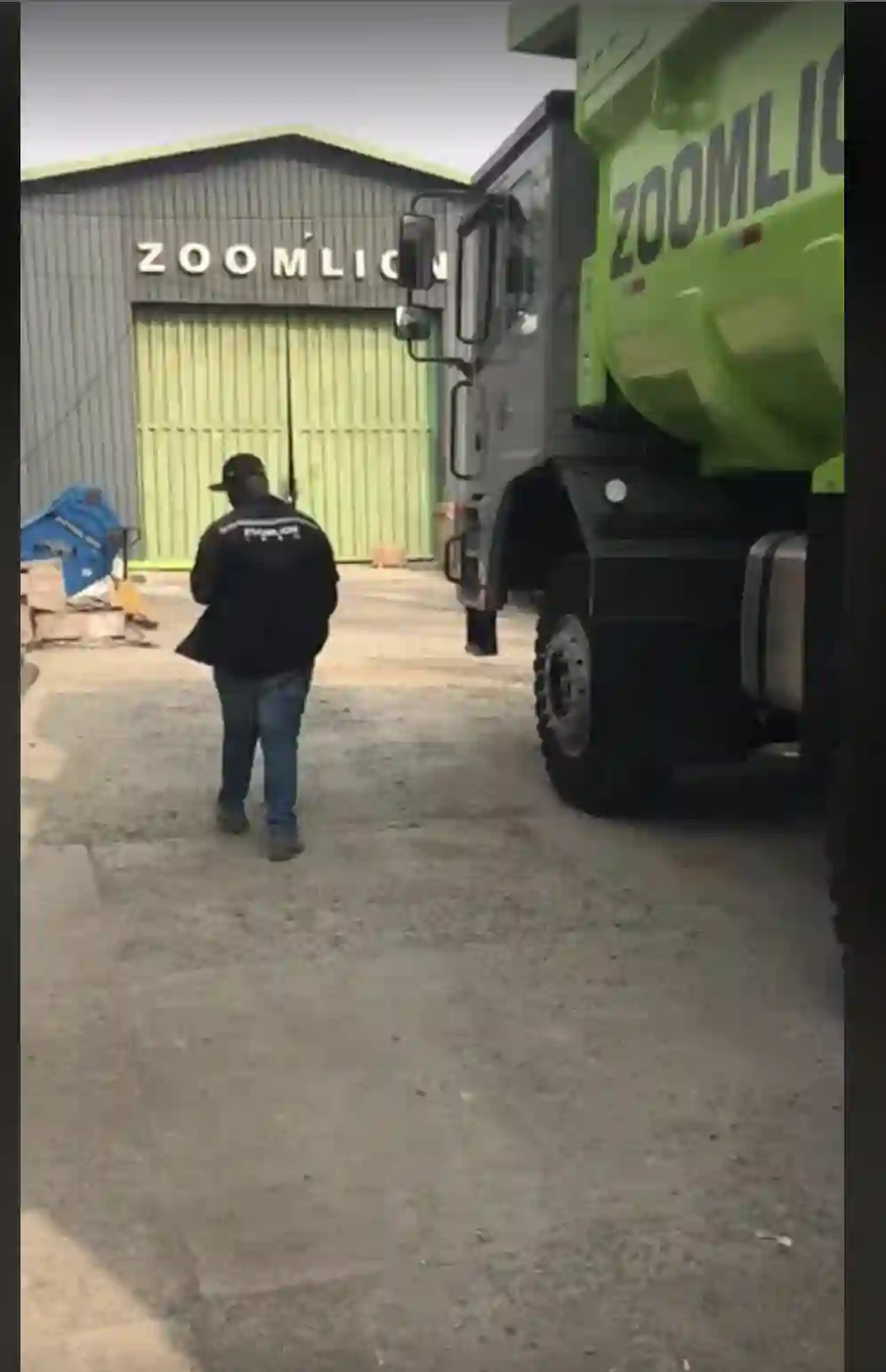 yefepere-birthday-cake-delivery-to-zoom-lion-office-at-km-10-lagos- Ibadan-expressway-arepo-lagos